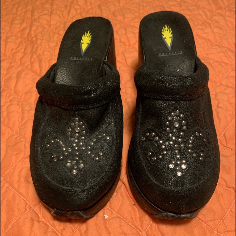 Volatile women’s Fleur de Lis mules